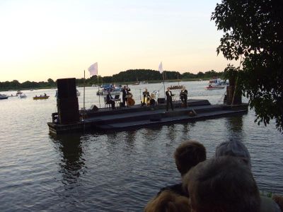 Schwimmende Konzertbühne auf einem See