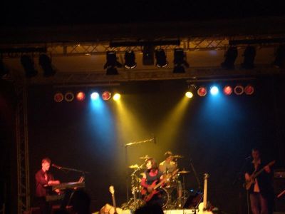 Band im farbigen Konzertlicht
