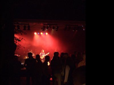 Konzert im roten Bühnenlicht