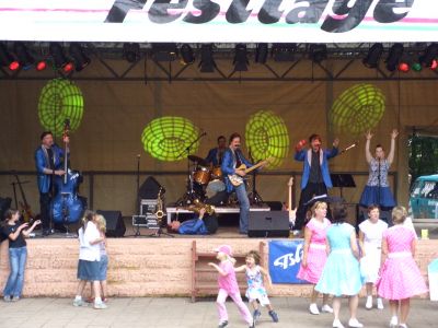 Band und Publikum bei einem Stadtfest