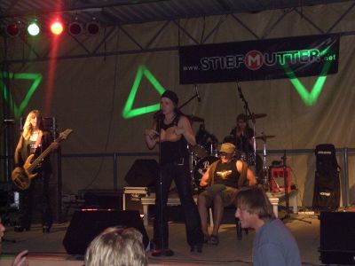 Liveband auf einer beleuchteten Bühne