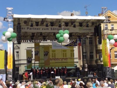 Große Bühne bei einem Stadtfest