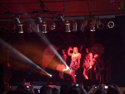 Bühnenshow mit Lichtstrahlen