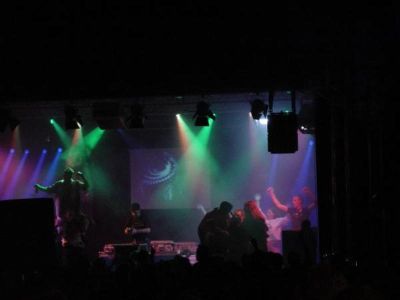 DJ und Gäste im farbigen Bühnenlicht