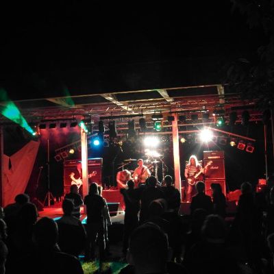 Liveband auf einer beleuchteten Open-Air-Bühne